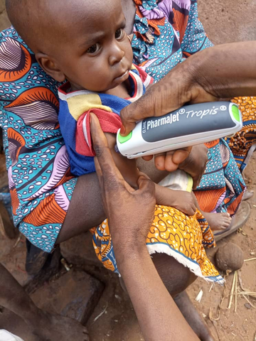 Child receives polio immunization with the PharmaJet Tropis Needle-free Injection System as part of a recent campaign in Nigeria. (Photo: Business Wire)