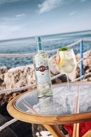 thumbnail New signature drink, the MARTINI Bianco Spritz (Photo: Business Wire)