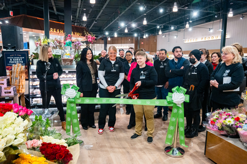 The Fresh Market's Northbrook Store team gathers to cut the Grand Opening ribbon. (Photo: The Fresh Market)