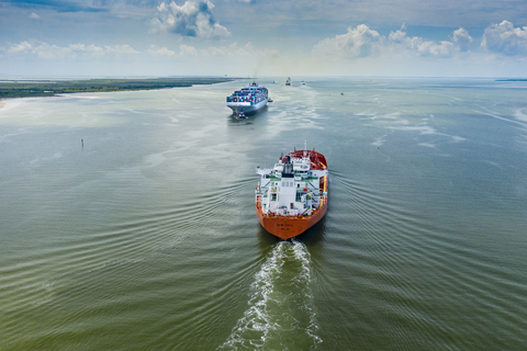 Vessels passing along the Houston Ship Channel. (Photo: Business Wire)