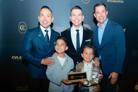 thumbnail Coral Gables Mayor Vince Lago presented Juan Chipoco, founder of the restaurant chain CVI.CHE 105, with the Key to the City, acknowledging his role in placing Coral Gables on the global culinary map. From L-R: Juan Chipoco, Luis Hoyos, Coral Gables Mayor Vince Lago, Gianluca Chipoco-Hoyos, and Tiziana Chipoco-Hoyos. (Photo: Business Wire)