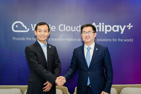original Dou Huichang, Director of Payment Group, Whale Cloud International (Left) and Gavin Liu, Director of Wallet Tech at Ant International (Right) at Whale Cloud and Alipay+’s MWC Barcelona joint-exhibition (Photo: Business Wire)