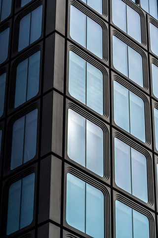 original New data shows that PPG Coraflon Platinum exhibited 20 times the color retention of similarly colored competitor products within the same period. (Photo: Business Wire)