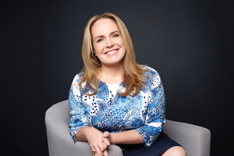 thumbnail 為了壯大未來成長，知名美妝與創業公司Mary Kay今天宣布任命Tara Eustace為該公司機會與行銷長。國際婦女節 (IWD) 即將來臨，執行長Ryan Rogers先生完成的這項領導層任命遵行Mary Kay Ash女士為女性賦能的遺志。Mary Kay的行政團隊中有54%的成員為女性，全球雇員中有63%為女性，研發團隊則有63%的成員為女性。具備先鋒精神的Eustace長期擔任Mary Kay高管，她將奉「Mary Kay機會」為所有創業經營策略圭臬，在這個核心使命之下領導該公司全球機會與行銷部。她還將監督Mary Kay的所有營運地區，帶領全球40多座市場的區域總裁和總經理團隊。（照片來源：Mary Kay Inc.）