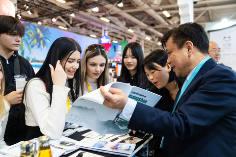 original Zhang Dehui, chairman and president of Huangshan Tourism Development Co., Ltd., promoted Huangshan to the international tourists at ITB Berlin. (Photo: Business Wire)