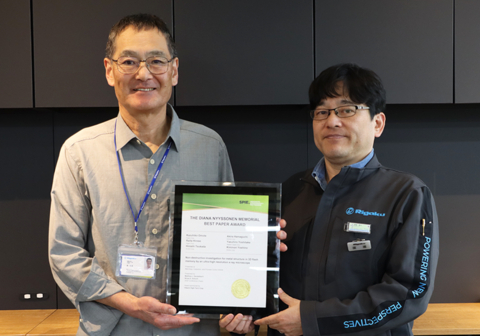 From left: Award recipients Kazuhiko Omote, General Manager, X-ray Research Laboratory; and Raita Hirose, Imaging Group, Advanced Analytical Technology Research Depart	     
	     <img src=