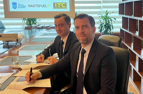 original Yavuz Kantur, head of ITC Türkiye (left) and David Trench, CEO of WasteFuel (right), sign the Heads of Terms agreement toward a strategic joint venture on a green methanol facility in Ankara, Türkiye (Turkey). (Photo: Business Wire)