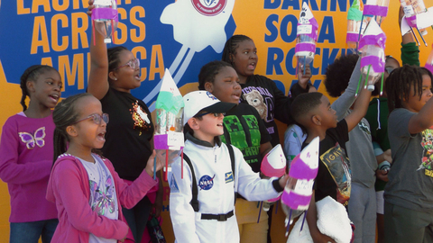 ARM & HAMMER Baking Soda Showing Students the Importance and Excitement of STEAM (Science, Technology, Engineering, Arts, and Math) via Baking Soda Bottle Rockets (Photo: Business Wire)