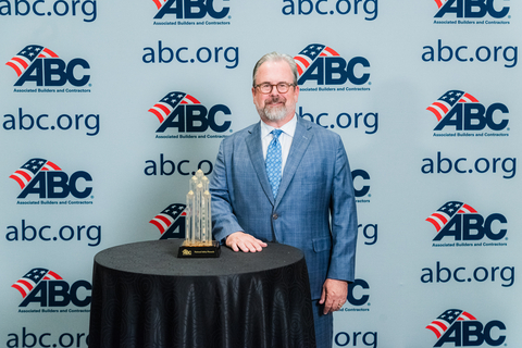 S&B CEO Jeff Sipes accepts the Associated Builders and Contractors’ National Safety Pinnacle Award, recognizing the company’s commitment to safety excellence. (Photo: Business Wire)