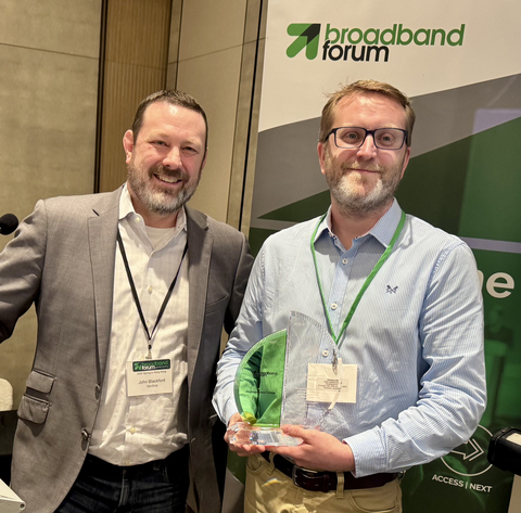 original Broadband Forum Chairman John Blackford presenting the Distinguished Fellow award to Jonathan Newton (Photo: Business Wire)