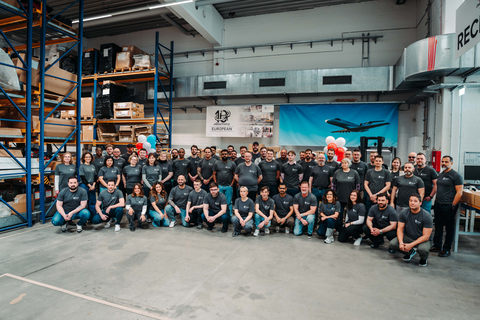 thumbnail Textron Aviation宣布其欧洲分销中心（EUDC）迎来成立十周年庆典。该中心十年来始终致力于在欧洲和亚太地区为Cessna、Beechcraft和Hawker客户提供航材支持，并为此深感自豪。 (图片来源：Textron Aviation）