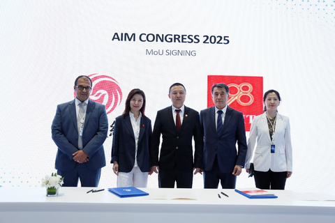 The signatory representative and witnesses posed for a photo