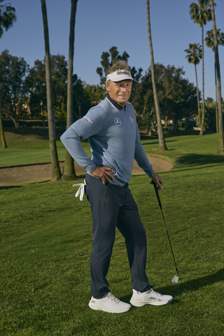 La leggenda del golf Bernhard Langer firma un contratto con Skechers