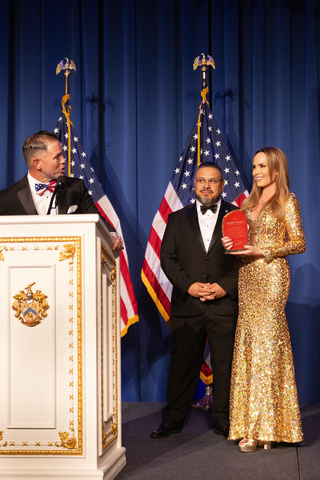 original Natalia Denegri, homenajeada y galardonada por John Rourke, fundador, y Glenn Parada, portavoz nacional de la organización Make America Clean Again (MACA).