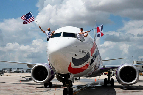 original As Arajet arrived in Miami, Arajet Founder & CEO Víctor Pacheco and Arajet First Officer Robert Peña waved the American and Dominican Republic flags.