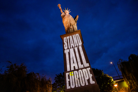 thumbnail Statue of Liberty at Pont de Grenelle last night in Paris – Iluminated with the message ”Stand Tall Europe”.