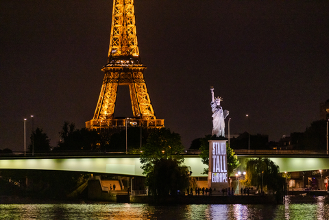 thumbnail Statue of Liberty at Pont de Grenelle last night in Paris – Iluminated with the message ”Stand Tall Europe”.