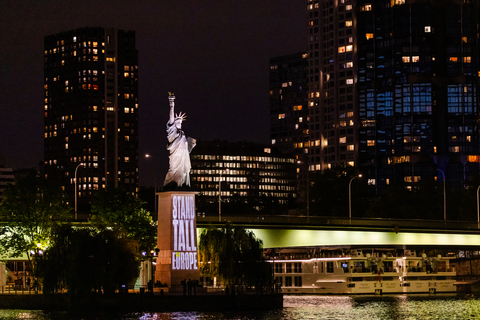 thumbnail Statue of Liberty at Pont de Grenelle last night in Paris – Iluminated with the message ”Stand Tall Europe”.