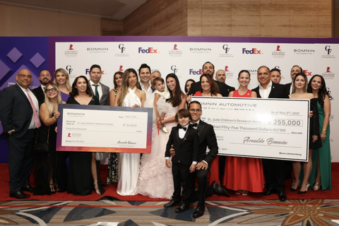 thumbnail Bomnin Automotive Group mantiene su compromiso con la misión de St. Jude como patrocinadores de la Gala FedEx/St. Jude Angels and Stars, elevando su compromiso a largo plazo a $255,000. La foto destaca a la paciente Sophia y su familia en el centro. (Crédito de la foto: Rafael Arévalo)