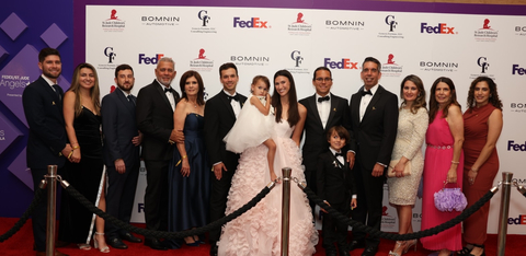 thumbnail El patrocinador, Genesis Fortune, LLC, y los miembros del equipo y la dirección ejecutiva posan con Sophia, paciente de St. Jude, y su familia en la 23.ª gala FedEx/St. Jude Angels and Stars. (Crédito de la foto: Rafael Arévalo).