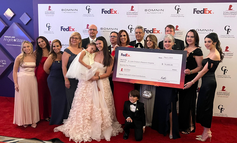 thumbnail El sábado 3 de mayo, los filántropos del sur de Florida se reunieron para celebrar la 23.ª gala FedEx/St. Jude Angels and Stars y recaudaron $900,000 para St. Jude Children’s Research Hospital. La familia de Sophia, paciente de St. Jude, se une al patrocinador principal, FedEx, para apoyar a St. Jude (Crédito de la foto: Rafael Arévalo).