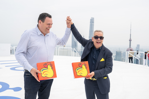 original Peter Mammas, Président et Chef de la direction de Foodtastic, à gauche, s'est rendu à Shanghai en avril (2025) avec Jacques Houle, à droite, Chef de NGU-Group, pour conclure la signature d'un accord de développement entre les deux entrepreneurs afin de développer les Rôtisseries Benny, une chaîne de restaurants de Foodtastic, à travers la Chine. NGU-Group ouvrira ses deux premiers établissements à Shanghai cet automne. PHOTO : Foodtastic