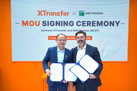 original Bill Deng, Founder and CEO of XTransfer (Left), and Bruno Mellado, Global Head of Payments and Receivables at BNP Paribas (Right), at the ceremony.