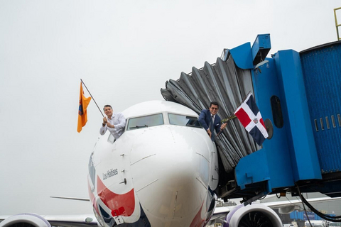 original Minister of Tourism of the Dominican Republic, David Collado, and the founder and CEO of Arajet, Victor Pacheco, raised the Dominican and New Jersey flags from the cockpit to demonstrate the importance of this new destination in the airline's network.