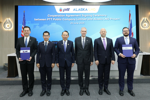 original Cooperation Agreement Signing Ceremony. From left to right: Jaturong Worawitsurawatthana (Senior Executive Vice President, International Trading Business Unit, PTT); Sompop Pattanariyankool, (Deputy Permanent Secretary of the Ministry of Energy); Dr. Prasert Sinsukprasert (Permanent Secretary of the Ministry of Energy); Ambassador Robert Godec (US Ambassador to Thailand); Brendan Duval (CEO & Founder, Glenfarne); Adam Prestidge (President, Glenfarne Alaska LNG, LLC)