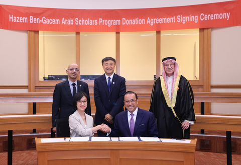 Back row L-R: Ahmed Fahmy, Head, Arab League Beijing Mission; Professor Yang Bin, Vice Chancellor, Tsinghua University; Dr Mohamed Shaikho, Bahrain Ambassador to China / Front row: Deputy Secretary General of the Tsinghua University Education Foundation, REN Yilin; Hazem Ben-Gacem, Founder & Chief Executive, BlueFive Capital (Photo: AETOSWire)