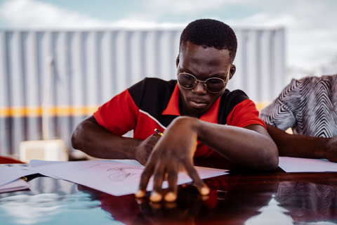 thumbnail Jeune artiste lors de l’atelier artistique de la Coupe Kobo