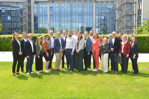 original In the front row, from left to right: Dr. Sonja Steppan (EASYGEN Principal Investigator, Fresenius SE), Prof. Dr. Michael Hudecek (Fraunhofer IZI), Theresa Kagerbauer (TQ Therapeutics), Dr. Agnes Vosen (HZDR), Christopher Wegener (Kabi), Vaclovas Radvilas (EBMT), Dr. Julia Schüler (Charles River), Dr. Julia Busch-Casler (HZDR), Nicole Spanier-Baro (Fraunhofer IESE), Vivienne Williams (Cellix Limited), Prof. Dr. Bertram Glaß (Helios), Prof. Dr. Ulrike Köhl (Fraunhofer IZI), Rebecca Scheiwe (Fresenius SE). In the back row, from left to right: Prof. Dr. Ralf Kuhlen (Fresenius SE), Prof. Dr. Jens O. Brunner (DTU), Dominik Narres (Fresenius SE), Thomas Brzoska (Pro-Liance Global Solutions), Dr. David Krones (Fraunhofer IZI), Dr. Sabine Bertsch (Pro-Liance Global Solutions), Dr. Ralf Hoffmann (Philips), Christin Zündorf (TQ Therapeutics), Dr. Anna Dünkel (Fraunhofer IZI). © Johannes Krzeslack
