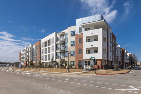 original Caroline Eastside, a newly completed multifamily community by Hunt Development Group, is now leasing in Richardson, Texas. Strategically located at the intersection of Highway 75 and the George Bush Turnpike, the property offers modern residences, wellness-focused amenities, and seamless urban connectivity.