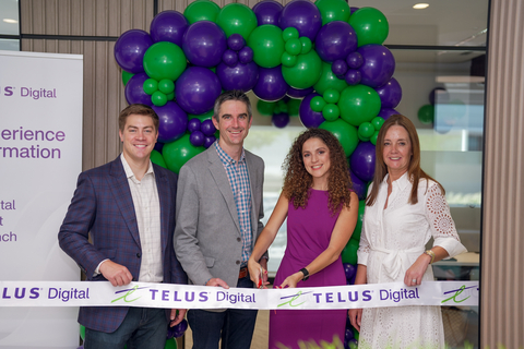 original Nous célébrons l'expansion régionale de TELUS Numérique au Moyen-Orient avec l'ouverture d'un nouveau bureau à Dubaï. De gauche à droite : Alex Shafran, directeur général en chef, Architecture de solutions; Will Mayo, premier vice-président mondial, Commercial; Mona Kadouh, directrice générale à TELUS Numérique, Moyen-Orient, et Amanda Mawson, vice-présidente, Droit et Gouvernance.