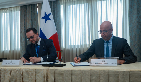 thumbnail HE Dr. Al Zarooni Signing the MoU with the Minister of Commerce and Industries in Panama (Photo: AETOSWire)