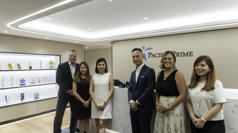 Bupa Hong Kong’s Mark Massey, Edwin Cheung, and Gloria Leung presenting the 2024 Intermediary Growth Award in Top Producer for SME New Business and Top Growth Driver for SME New Business to Inggrid Yonata, Victoria Yow, and Heidi Jezard at Pacific Prime Hong Kong’s office.