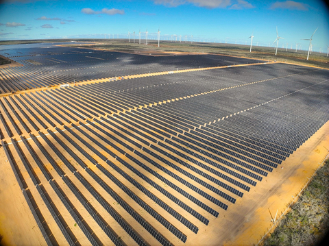 original Casa dos Ventos' Babilônia Sul hybrid solar-wind power plant in Bahia, Brazil, featuring NX Horizon smart solar tracker (Photo: Nextracker)