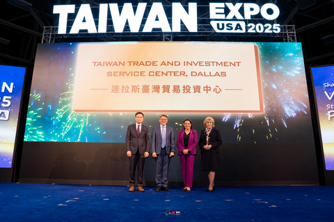 thumbnail In light of Taiwanese companies’ active investments in the United States—establishing plants, expanding production, and engaging in technology partnerships—the International Trade Administration (MOEA) has established the Dallas Taiwan Trade and Investment Center. An unveiling ceremony was held on the opening day of the Taiwan Expo USA. Pictured from left to right: James C.F. Huang, Chairman of TAITRA; William Liu, Director General of the International Trade Administration, MOEA; Adriana Cruz, Executive Director of the Texas Economic Development & Tourism Office; and Jane Nelson, Secretary of State of Texas.
