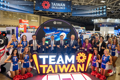 thumbnail TAITRA Chairman James Huang, flanked by enthusiastic attendees and the Texas Rangers Six Shooters, brings the spirit of Taiwan Excellence to life on Taiwan Expo USA’s opening day.