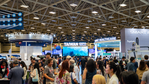 original The three-day Taiwan Expo USA 2025 in Dallas drew enthusiastic participation from U.S. policymakers, business leaders, and the general public. The exhibition halls were packed with visitors, with long lines forming at multiple booths, creating a lively and dynamic atmosphere throughout the event.