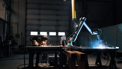 original With the same 1750 mm (68.9 in) reach as the popular UR20 cobot model and a significantly slimmer profile, UR8 Long combines reach, stability and precision in a rugged, compact, lightweight form.