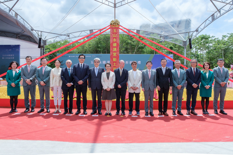 original E.SUN Bank held the groundbreaking ceremony for the "E.SUN Sustainability Hall" at National Taipei University today (September 9th). Pictured are Vice President Bi-khim Hsiao (center left), E.SUN Bank Founder Yun-jen Huang (center right), Chairman Joseph Huang (sixth from right), Japanese master architect Tadao Ando (seventh from right), former National Taipei University President Chien-chia Lee (seventh from left), and current President Dao-tong Lin (fifth from right).