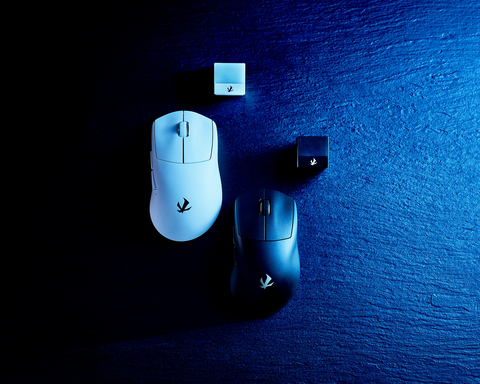 original ELECOM GAMING V Custom VM800 Series gaming mice featuring SPARK LE-UWB wireless connectivity.