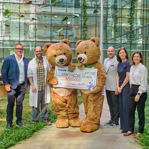 original Kraft Heinz Canada s’est joint à la Fondation du CHU Sainte-Justine pour souligner l’engagement de 500 000 $ de Beurre d’arachide Kraft envers l’avancement des soins précoces en matière d’allergies. De gauche à droite : Simon Laroche, Kraft Heinz Canada; Dr Philippe Bégin, CHU Sainte-Justine; Vincent Nadeau, Kraft Heinz Canada; Sonia Veillette, Fondation du CHU Sainte-Justine; Sandra Chabot, Fondation du CHU Sainte-Justine.