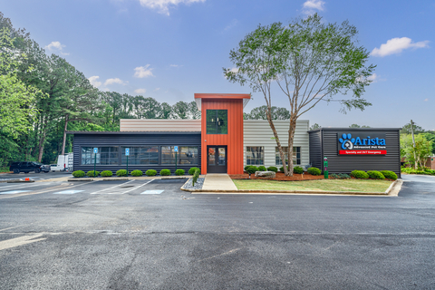 original Arista Advanced Pet Care’s flagship specialty and 24/7 emergency hospital in Sandy Springs, GA, opened in April 2025. Designed in collaboration with local firm Peacock Partnership, the adaptive reuse project transformed a former office site into a state-of-the-art veterinary facility. The hospital is locally owned and led by veterinarians, offering advanced specialty and emergency care for pets across metro Atlanta.