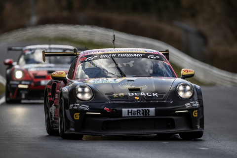 original 28 BLACK Energy Drink Porsche Rennwagen beim 24 Stunden Rennen (Bildrechte: 1VIER Communication)