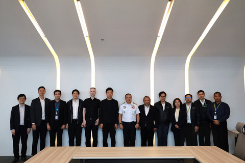 original *4th person from left: Vichai Kulsomphob, Chairman of the Executive Board of SPI / 6th: Tomohiro Fukuzawa, Founder & CEO of SkyDrive / 7th: Marshal Manat Chavanaprayoon, Air Chief of CAAT/ 8th: Puttipong Prasarttong-Osoth, CEO of Bangkok Airways