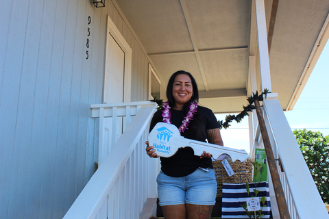 original Janelle B. poses with the Kaua‘i Habitat ceremonial key after receiving the official keys to her new home in Waimea. Photo credit: Kaua‘i Habitat for Humanity