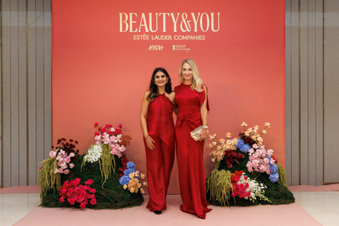 thumbnail 傑出女性獎得主、Sohrai Beauty共同創辦人暨執行長Khanak Gupta與The Estée Lauder Companies歐洲、中東和非洲地區地區、英國、愛爾蘭及新興市場總裁Nadine Graf在「BEAUTY&YOU India 2025」在孟買舉行的頒獎典禮上合影。