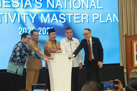 original Formal joint launching moment of the National Productivity Master Plan (MPPN) 2025–2029 by Vice Minister Febrian Alphyanto Ruddyard (left), Minister Tito Karnavian (second from left), Minister Pambudy (center), Minister Yassierli (second from right), and APO Secretary-General Dr. Indra (right).
